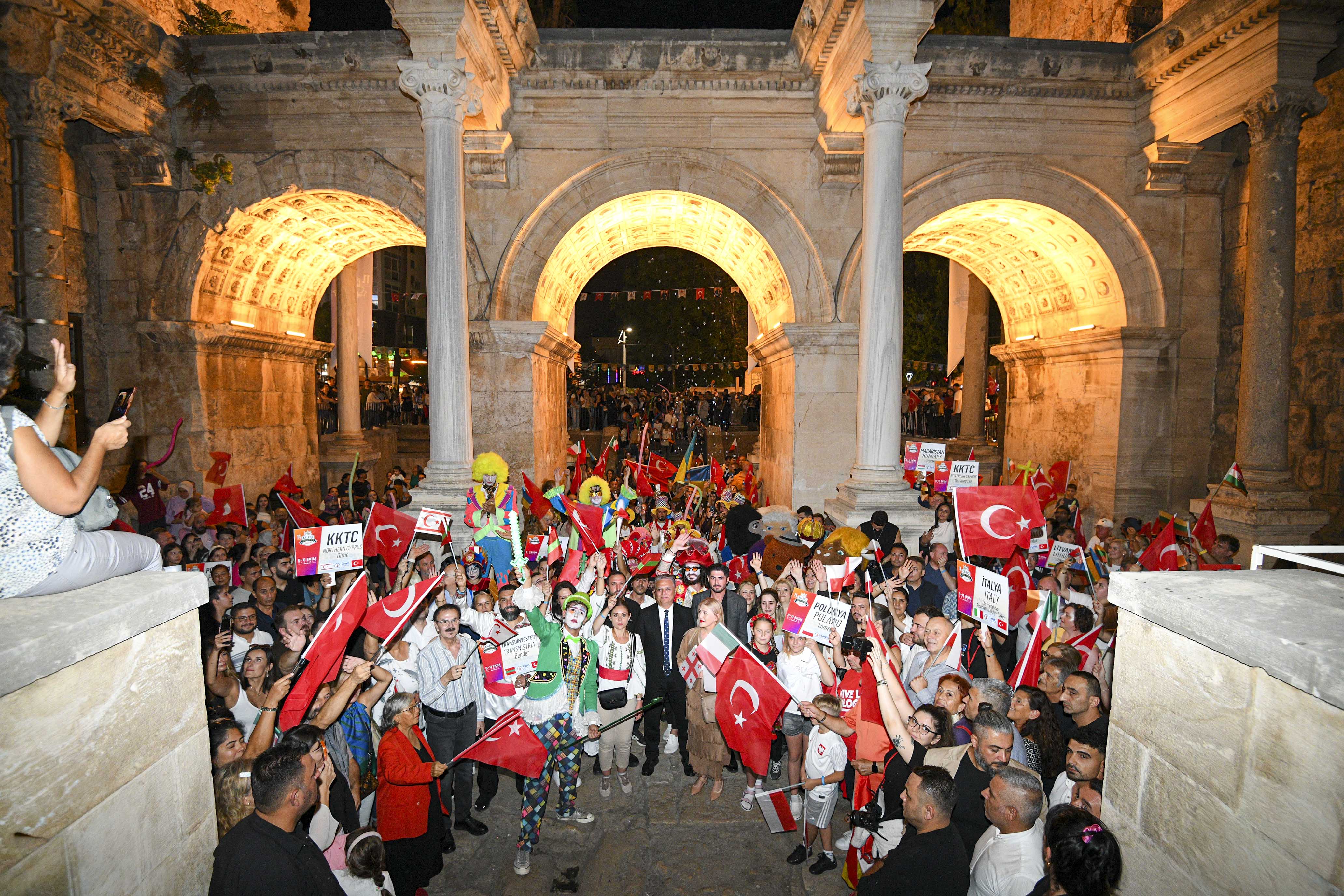 Büyüleyici kortej Kaleiçi’nde karnaval havası estirdi